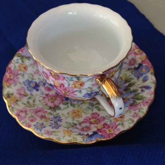 Adorable Vintage Floral Patterned Cup & Saucer with Gold Trim - Picture 2 of 5